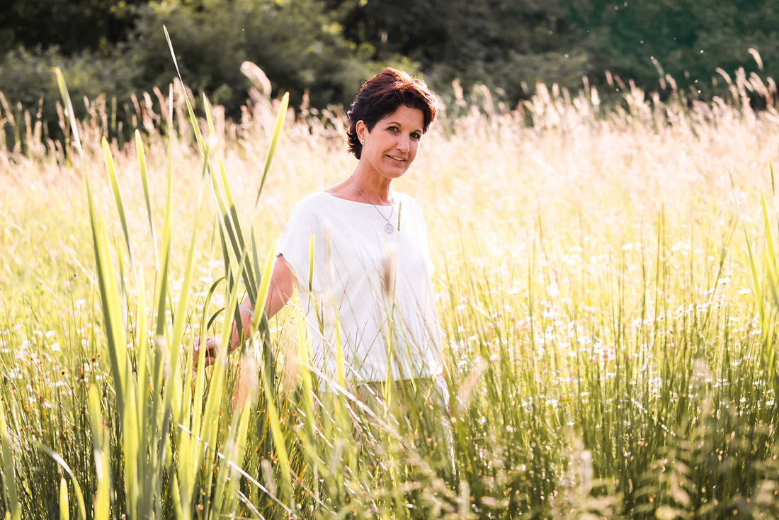 Nicole Oertli, Gründerin von Lebensblüte, lächelt herzlich in die Kamera, vermittelt Vertrauen und Offenheit.